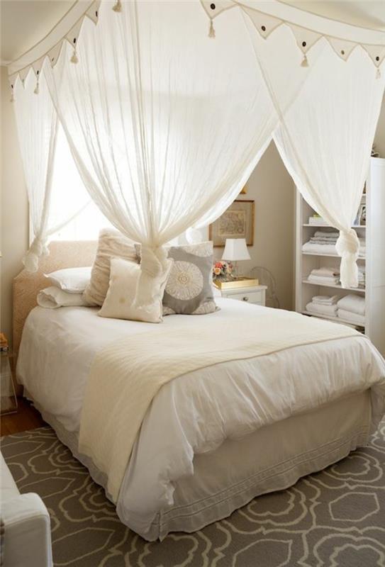 koza-yetişkin-yatak odası-geniş-yatak-beyaz-battaniye-gölgelik-yastıklar