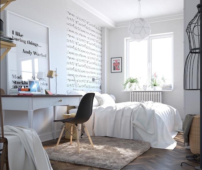 prepredena preproga v spalnici za odrasle, belo posteljnino, bela miza z rjavim vrhom, črni skandinavski stol, grafična naglasna stena