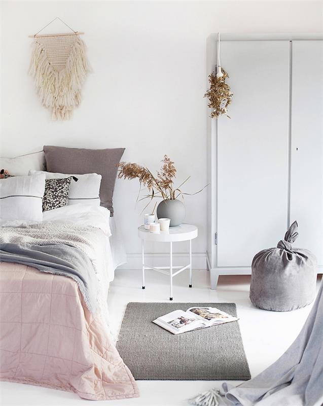 model spalnice za odrasle, zaobljen, bela garderoba, siva preproga, siva, roza in bela posteljnina, stenska dekoracija iz makrameja