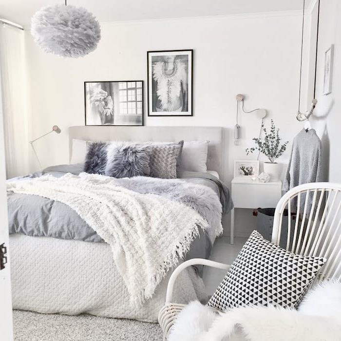 model spalnice za odrasle, sivo in belo, posteljnina iz sivega krzna, sive blazine, belo vzmetenje, kovinski stol, stenski grafični dekor