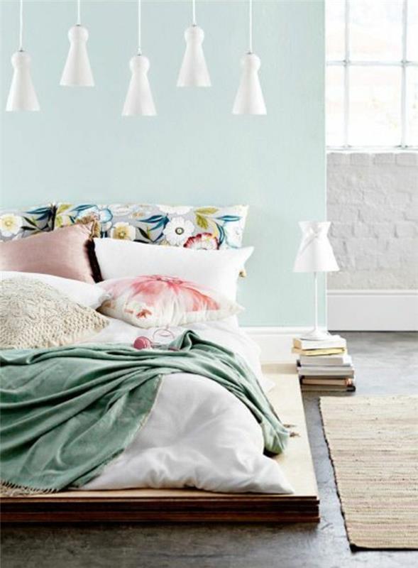 bežna preproga za odrasle-spalnico-popolno-steno-v-svetlo-modri-postelji-blazine
