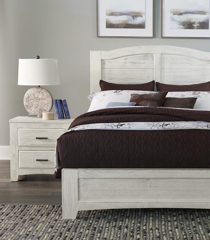 sive ideje za okrasitev spalnice za odrasle, primer okrasitve glavne spalnice z belim lesenim pohištvom in sivimi stenami