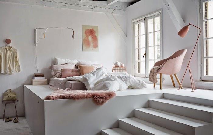 beli in nežno rožnati dekor, čarobno ležišče na tleh, belo in roza posteljnina, roza skandinavski stol