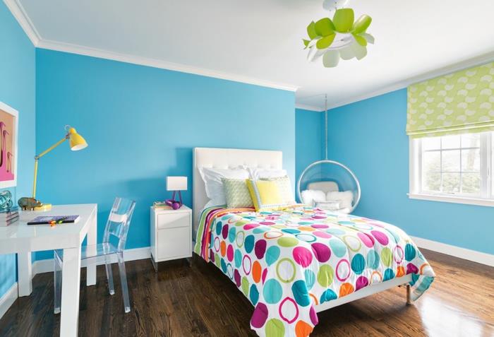 pastelno modre stene, dekor najstnice za dekleta, beli strop, oblikovalska razsvetljava v jabolčno zeleni barvi, posteljna prevleka z veliko fuksijo, modri in oranžni krogi, barva za spalnico dekleta v trenutnih tonih