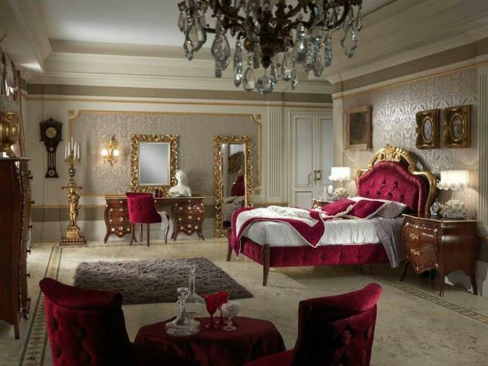 barok yatak odası, barok avize, gri duvar kağıtları, yaldızlı çerçeveli aynalar