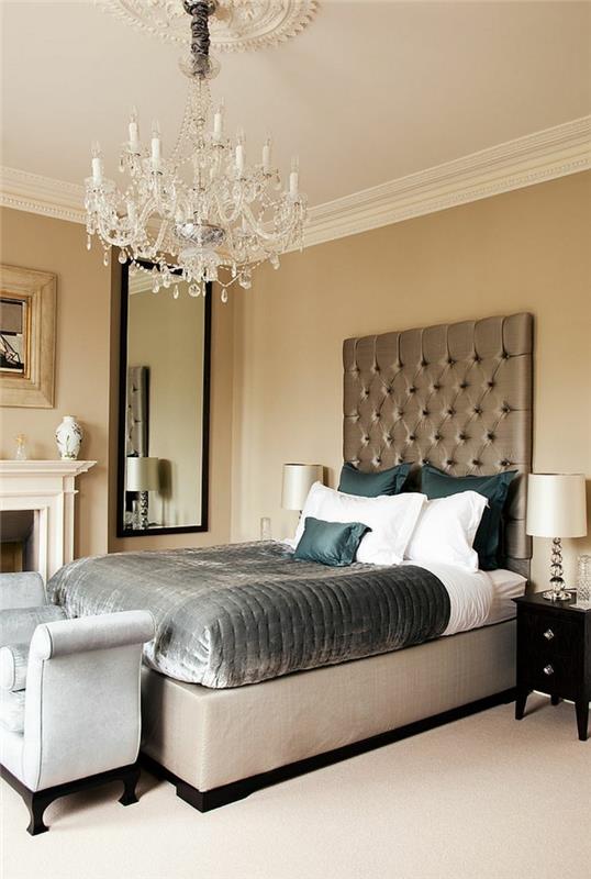 Barok yatak odası, taupe gri yatak, kristal tavan lambası, gri çekyat, dekoratif şömine