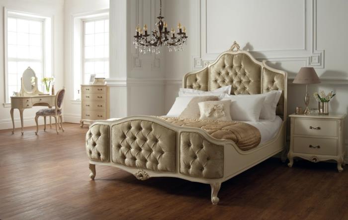 barok yatak odası, şampanya rengi yatak, barok tavan lambası, küçük Viktorya dönemi saç kurutma makinesi, krem ​​rengi komodin