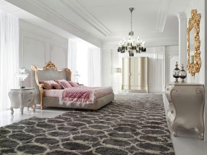 baročno pohištvo, mehka preproga, strop z mavčno dekoracijo, pozlačeno ogledalo, baročna spalnica