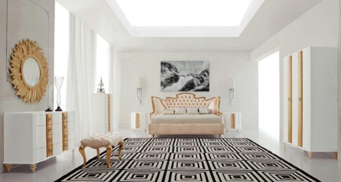 baročna postelja, zlato ogledalo, bela in črna slika, viseči strop, očarljivo pohištvo