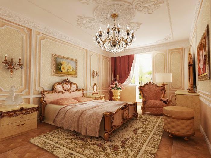 baročna dekoracija, strop z mavčno dekoracijo, kristalni lestenec, rumene tapete, baročna postelja