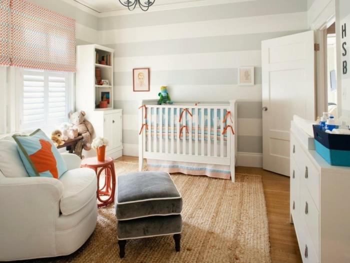 baltas kūdikio kambarys, medinės grindys, pilka kėdė, natūralus kilimas, didelis fotelis