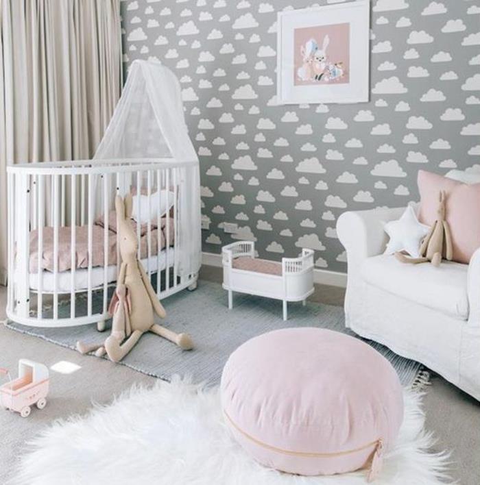 minkštas kūdikio kambarys, rožinė ir pilka, kailinis kilimėlis, ovali lova su galvūgaliu