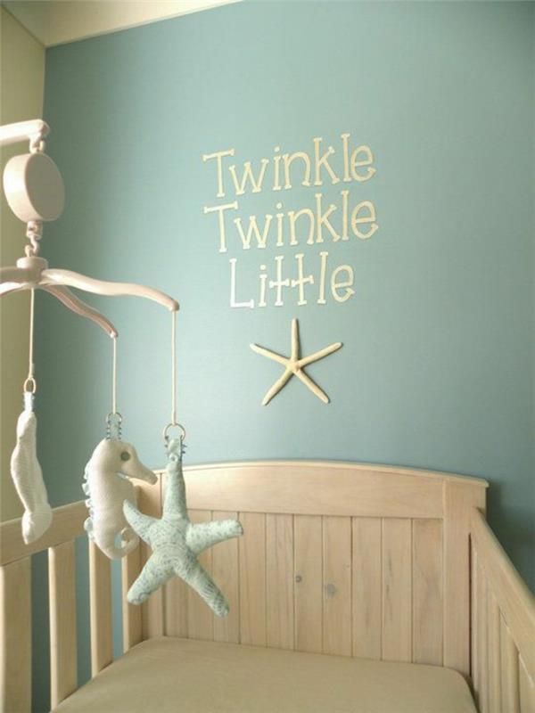 duvarda krem ​​beyaz mesaj ile erkek bebek odası dekoru yatağın üstünde müzikli oyuncak