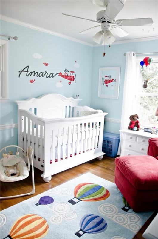Ördek mavisi duvarlı kız bebek yatak odası fikirleri ve beyaz yerleşik lambalı tavan vantilatörü ile beyaz yatak