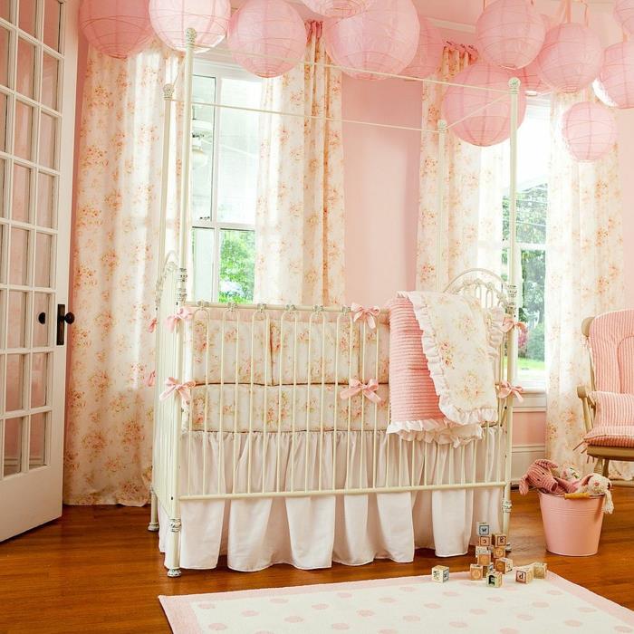 pigus kūdikio mergaitės kambarys, didelė kūdikio mergaitės lova apleistame prašmatniame stiliuje, medinės grindys