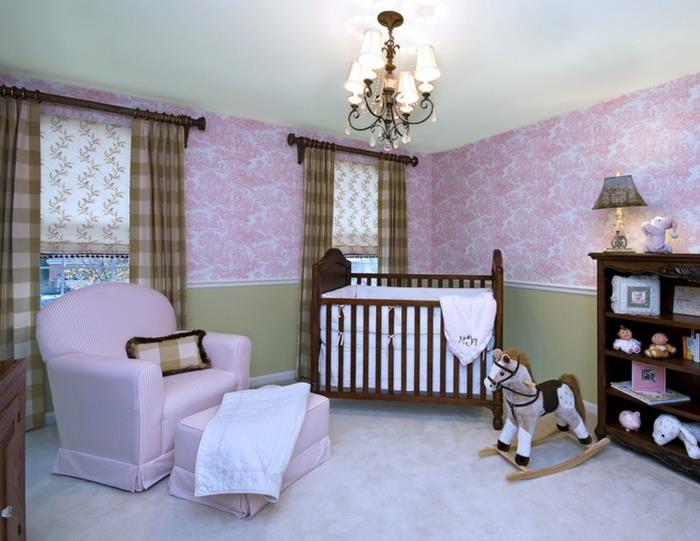 pigus kūdikio kambarys, barokinė lubų lempa, alyvinis fotelis, alyvinės gėlės tapetai