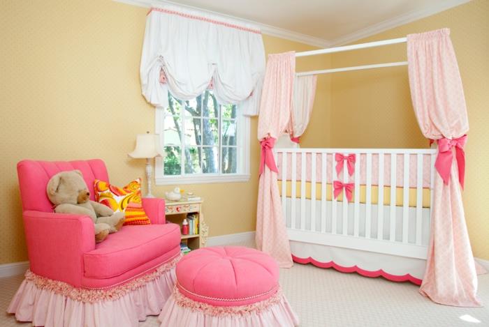 pigus kūdikio kambarys, rožinės lovos užuolaidos, rožinis fotelis, rožinė taburetė