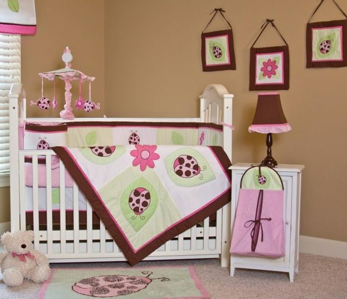 pigus kūdikių mergaitės kambarys, linksmas pledas, kilimėlis iš ladybug, senovinio stiliaus abažūris, rudos sienos