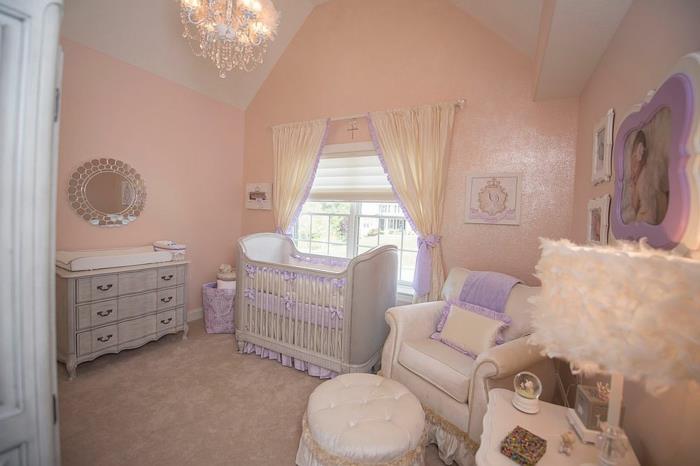pigus kūdikio kambarys, rožinės sienos, puikus lubų šviestuvas, baroko stiliaus baldai