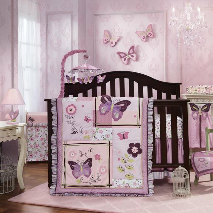 pigus mergaitės kambarys, mažas barokinis tualetinis staliukas, rožinis kilimas, kratinys