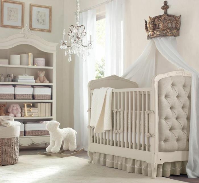 elegantiškas kūdikio kambarys, paminkštinta kūdikio lova, baroko stiliaus lentyna, kutų liustra