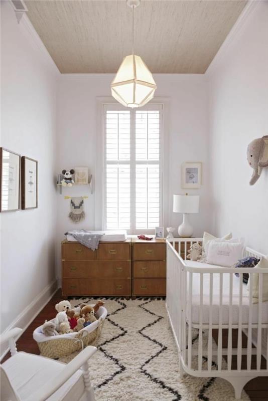 kūdikio kambarys-baltas-kūdikio kambarys-mišrus-kūdikio lova-balta-medžio-smėlio spalvos kilimas