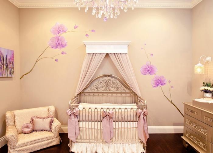 pilnas kūdikio kambarys, žavūs baldai, kutų liustra, elegantiška taupe komoda