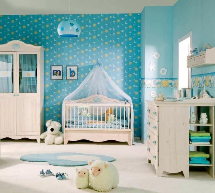 pilnas kūdikio kambarys, mėlynas berniuko kambarys, balta galvūgalis, mėlyna lubų šviesa