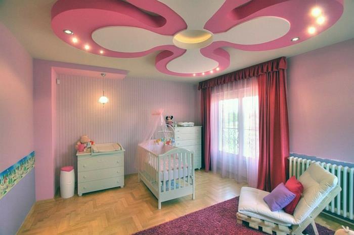 pilnas kūdikio kambarys, originalios pakabinamos lubos, alyvinės sienos, raudonos užuolaidos, mėlyna lovelė