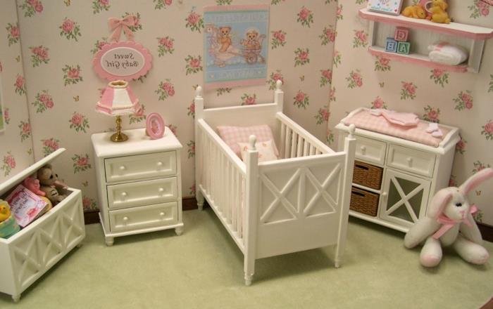 pilnas kūdikio kambarys, rožinės ir baltos spalvos tapetai, gražūs baldai
