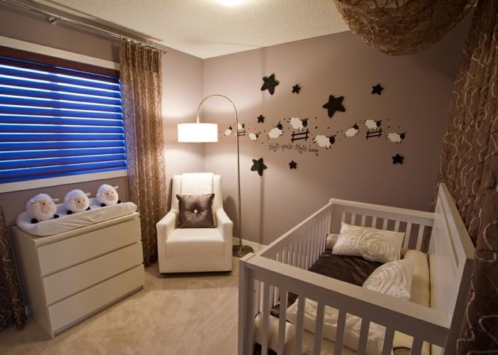 pilnas kūdikio kambarys, balta komoda, didelė kūdikio lova, tamsiai smėlio spalvos kambarys