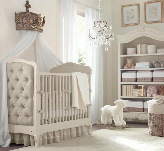 pilnas kūdikio kambarys, balta kūdikio lova, knygų spinta su rotango krepšeliais, baroko apšvietimas