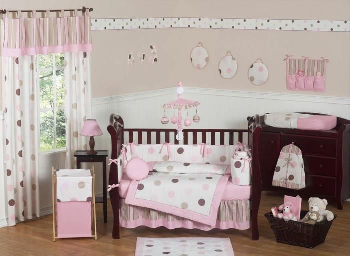 pilnas nebrangus kūdikio kambarys, taškinės užuolaidos, dviejų spalvų sienos, krepšelis su minkštais žaislais