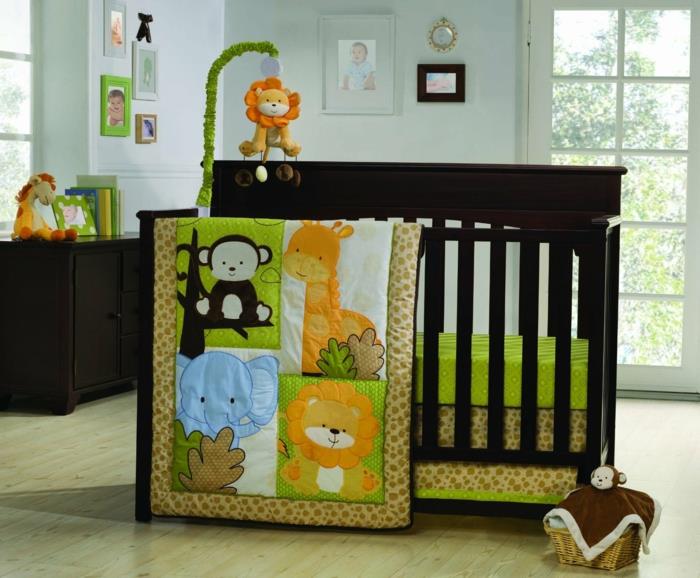 pilnas kūdikių kambarys, raižytas pledas, mėlynos sienos, pliušinė žirafa, medinė lova