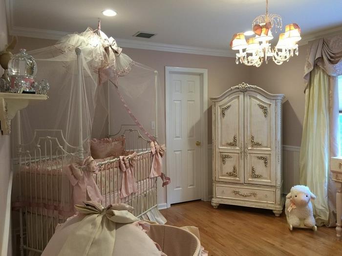 pilnas kūdikių kambarys, barokinis lubų šviestuvas, apšiurusi prašmatnaus stiliaus spinta, galvūgalis