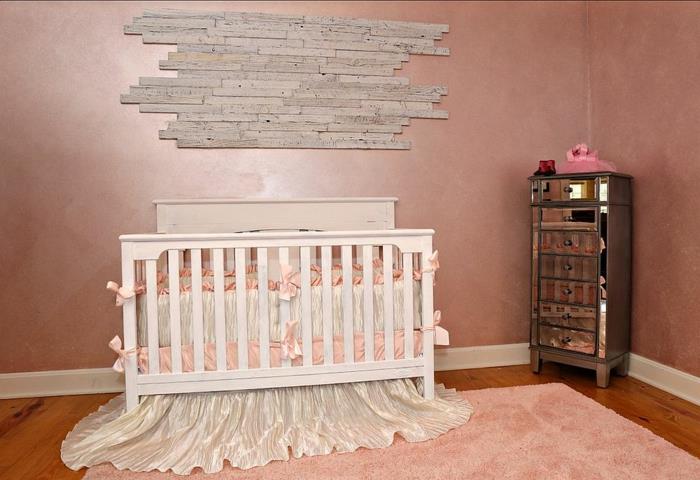 pilnas kūdikio kambarys, balta kūdikio lova, rožinis kilimas, maža vaistinė