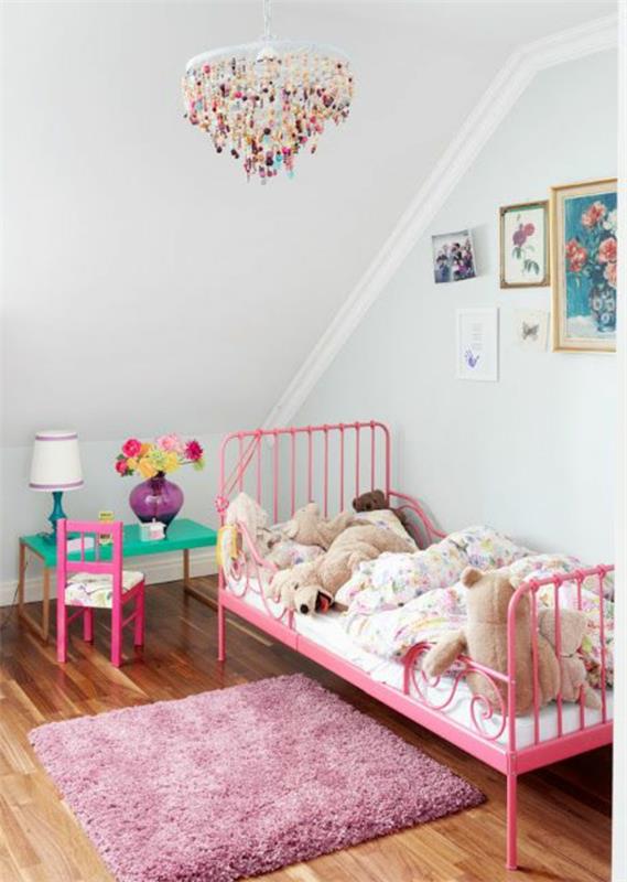 rožinė-geležinė-lova-kambarys-kūdikiui