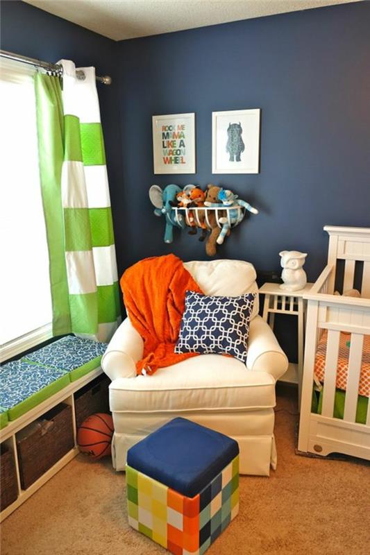 ördek mavisi duvarlar ve yeşil ve beyaz dikey çizgili perdeler ile çocuk yatak odası dekorasyon fikirleri