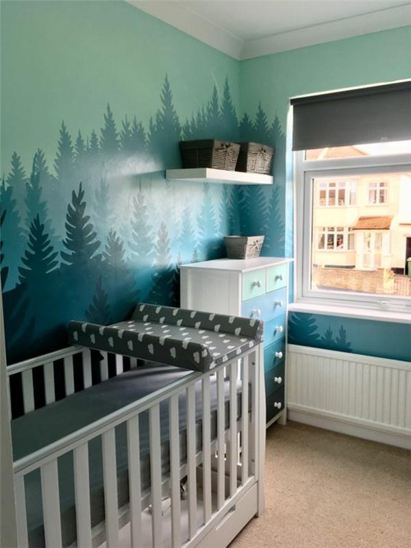 büyük bir ormanda boyalı resimler ağaç desenleri ile duvarlarda erkek bebek odası dekoru