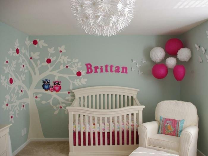pigus kūdikio kambarys, romantiška kūdikio kambario apdaila, apvalus lubų šviestuvas