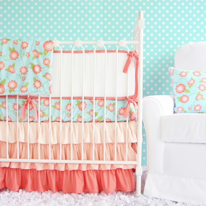 pigus kūdikio kambarys, kūdikio lova, plaukuotas kilimas, gėlių lovos buferis, lova mėlyna ir rožinė