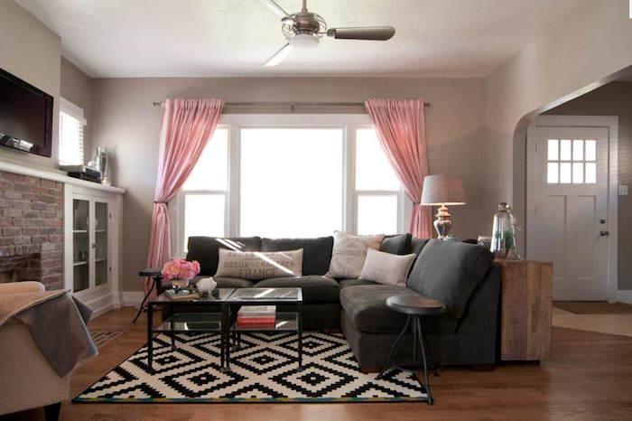 taupe ve gri ve pembe oturma odası dekorasyonu antrasit kanepe