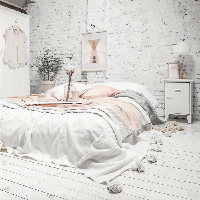 baltas bohemiškas miegamasis, baltos lentos grindys, baltos plytos siena, moderni suaugusiųjų miegamojo apdaila, balta lovos užtiesalas su pakraščiais