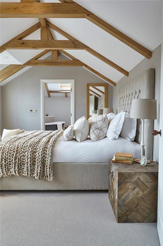 baltas ir pilkas deko miegamasis, atviros sijos, medinė lova, pilkos sienos