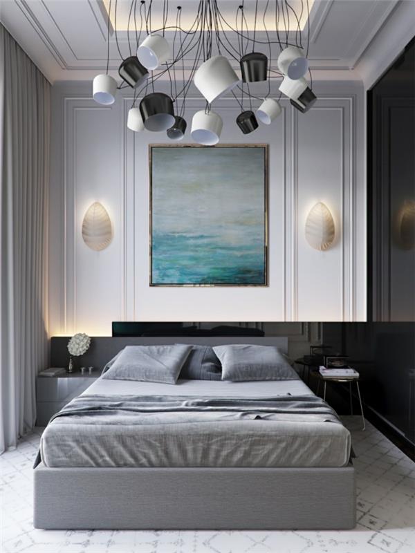 Siva spalnica urejena postelja, temno rjave barve, katero barvo povežemo s sivo