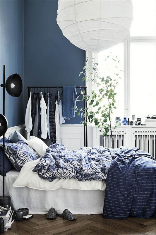 modro -bela dekoracija spalnice, spalnica s parketom iz temnega lesa, odprta garderobna omara, viseče belo platno