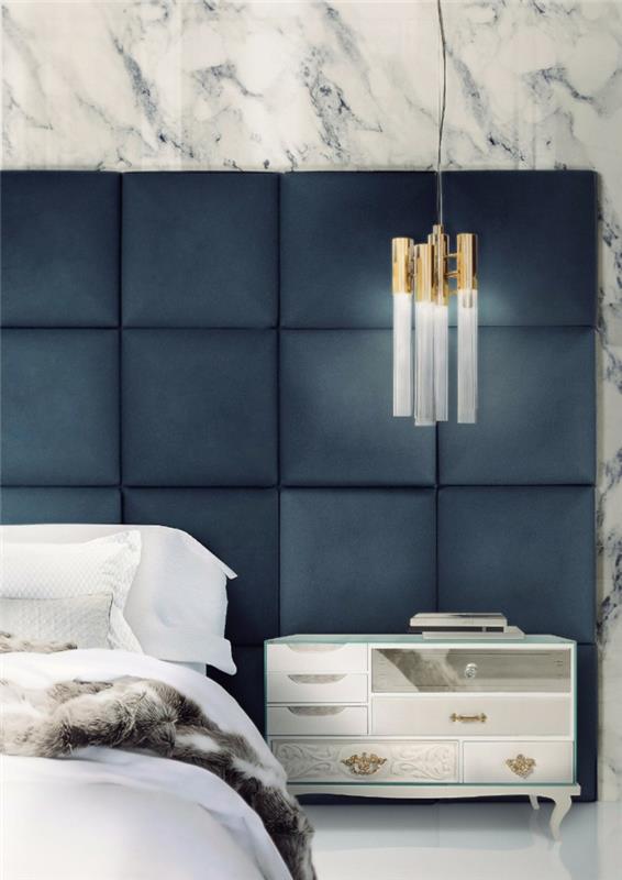 küçük beyaz barok şifonyer, beyaz ve altın asma lamba, mermer efektli duvar, modern yetişkin yatak odası dekorasyonu