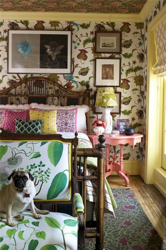 bitki baskılı sandalye, küçük barok masa, çiçek desenli duvar kağıdı, eski yatak
