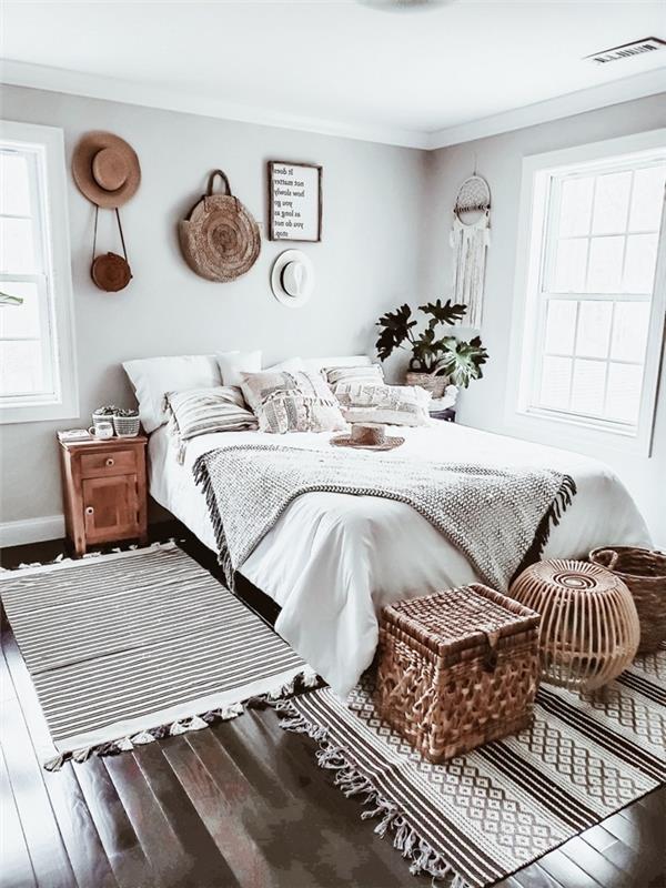 bohem yatak odası minimalist tarzı mobilya ahşap doğal elyaf aksesuar şapka duvar kancaları çanta el hasır halı saçaklar