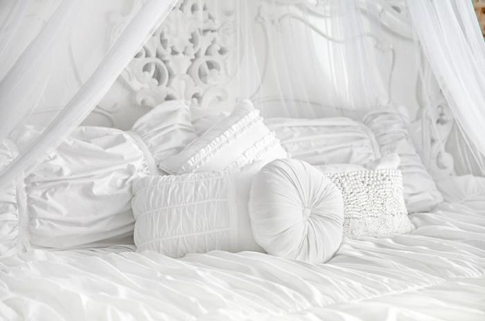 ideja za okrasitev spalnice, bele stene, bela posteljna prevleka, vzglavje za zvitek